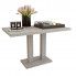Stół Casel minimalistyczny z różnymi przedmiotami na powierzchni