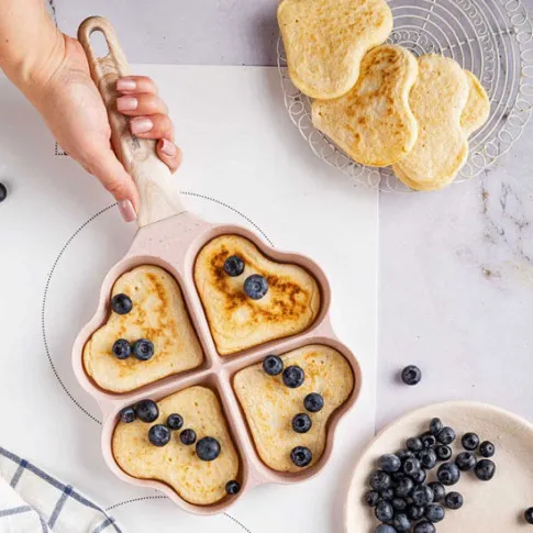 Prezentacja różowej patelni do placków Tyfrox 4X