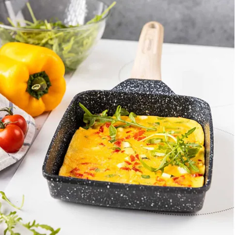 Prezentacja czarnej patelni do omletów Tyfrox 6X