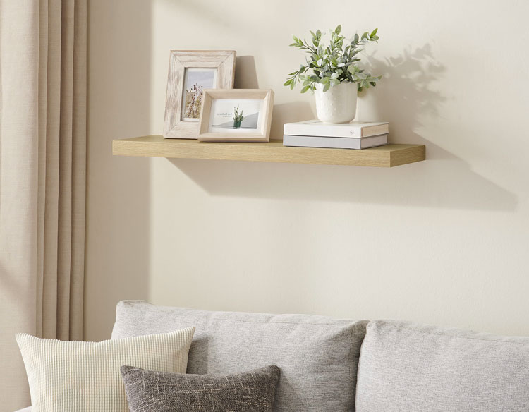 Salon z wykorzystaniem półki wiszącej do salonu Helior 10X dąb sonoma