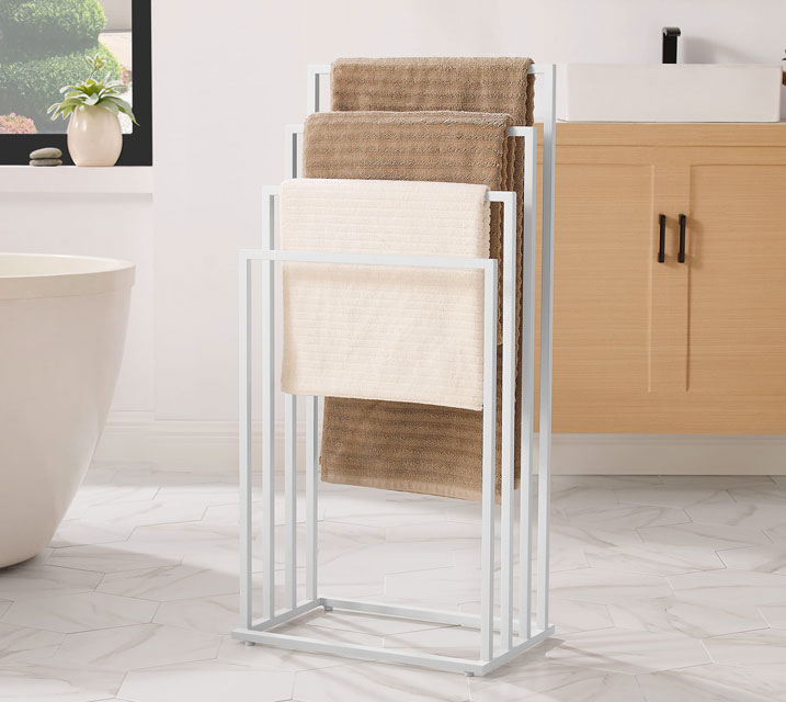 Biały metalowy wieszak na ręczniki Kordo w nowoczesnej łazience