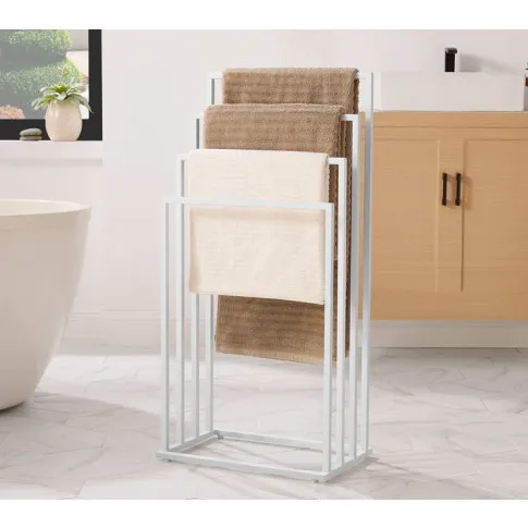 Łazienka z wykorzystaniem stalowego białego stojaka na ręczniki Cazion