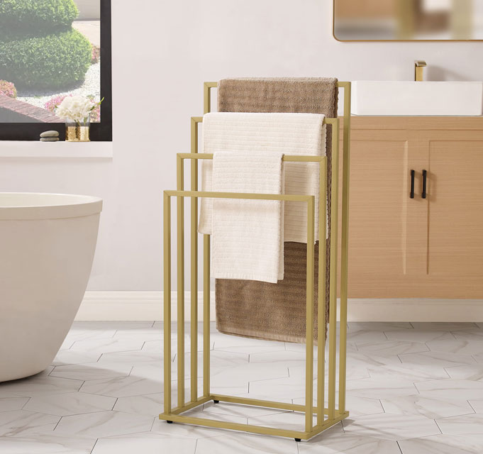 Łazienka ze złotym stojącym wieszakiem na ręczniki Kordo