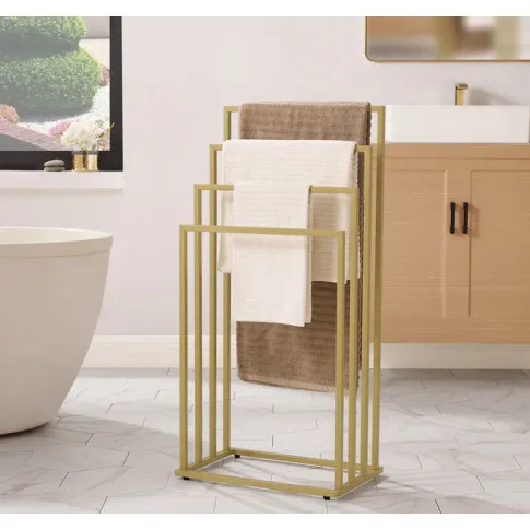 Łazienka ze złotym stojakiem na ręczniki Cazion