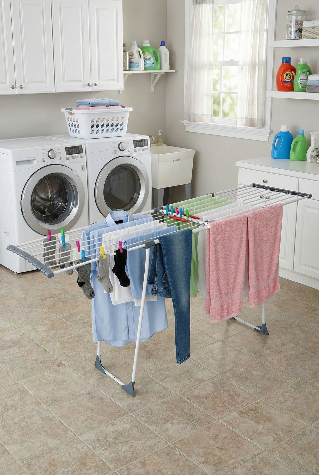 Aranżacja pralni z szarą suszarką do ubrań Mingo