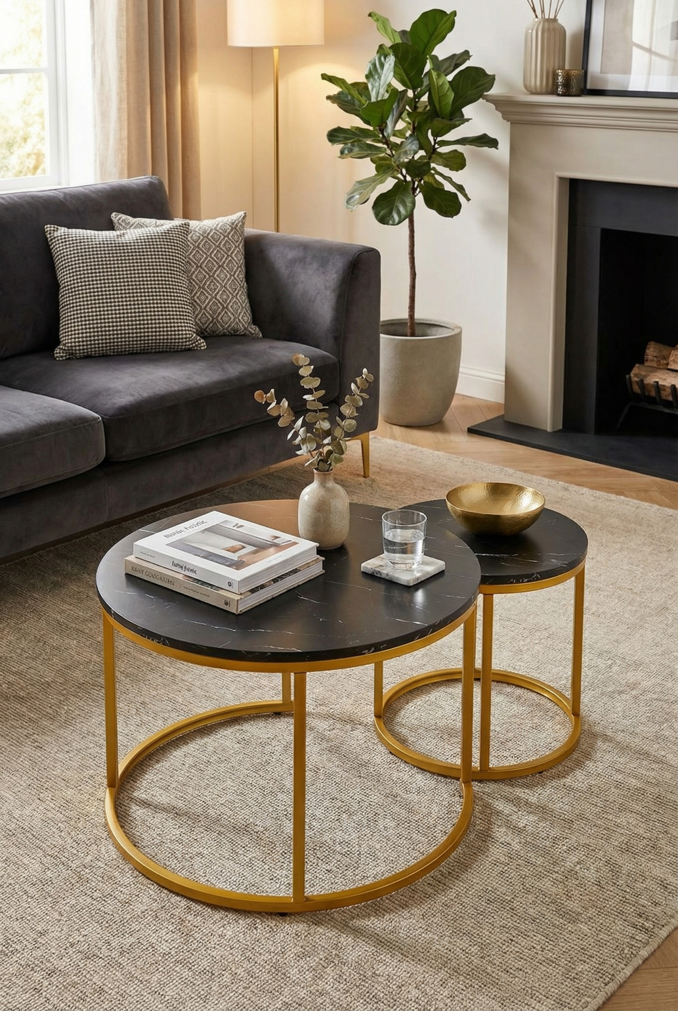 Aranżacja salonu z kompletem okrągłych stolików kawowych na złotej podstawie - Kefes