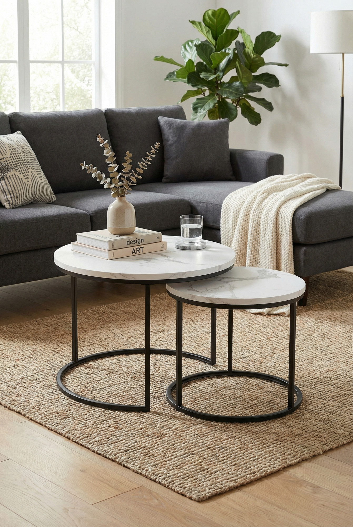 Aranżacja salonu z zestawem okrągłych stolików kawowych biały marmur - Oltin