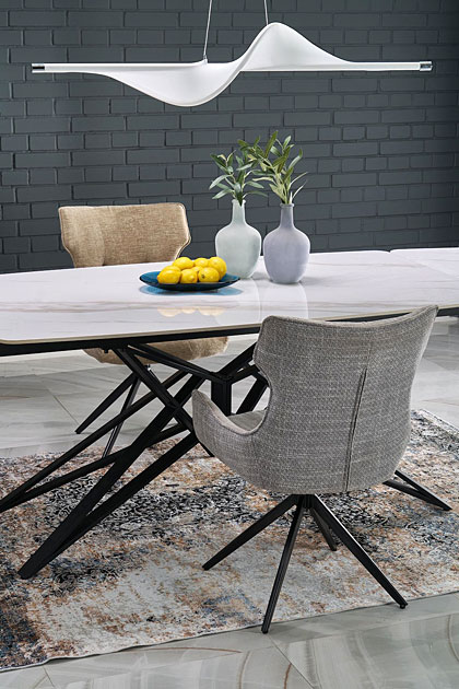 Wnętrze z szarymi krzesłami Tervas