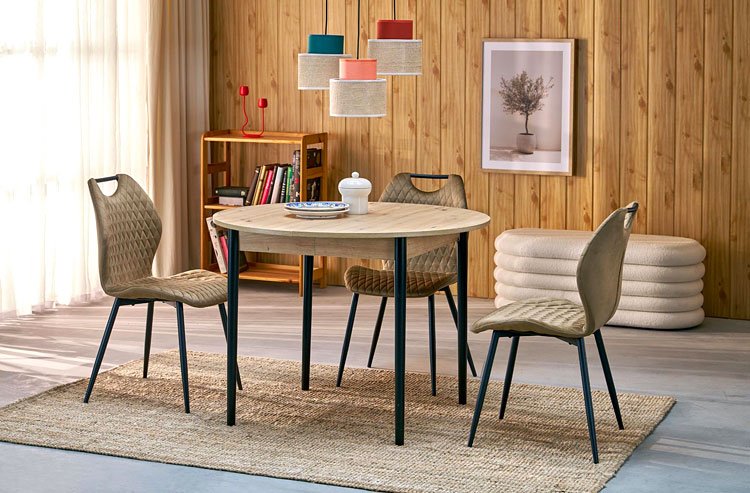 Wnętrze z beżowymi krzesłami Vaston