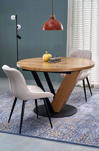 Wnętrze z kremowymi krzesłami Luresta