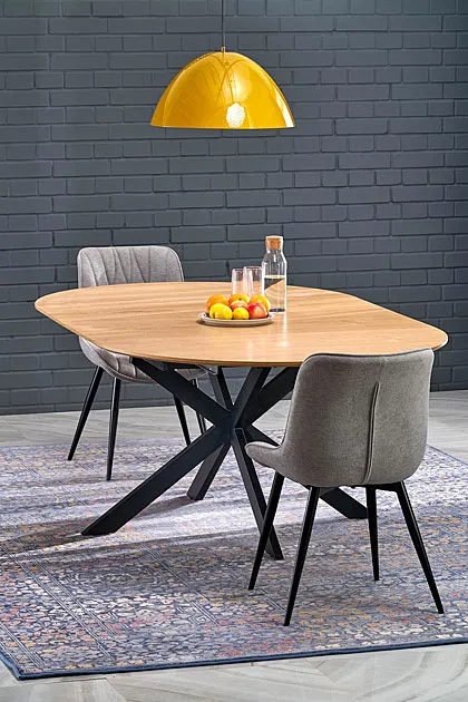 Wnętrze z popielatymi krzesłami Luresta