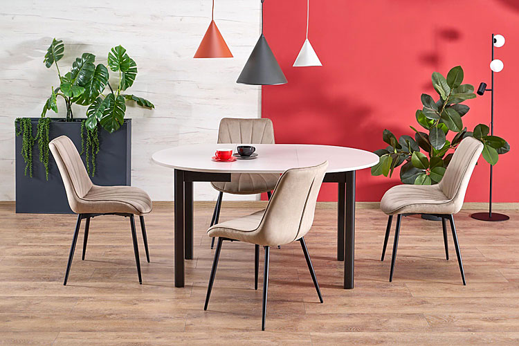 Wnętrze z beżowymi krzesłami Sovira