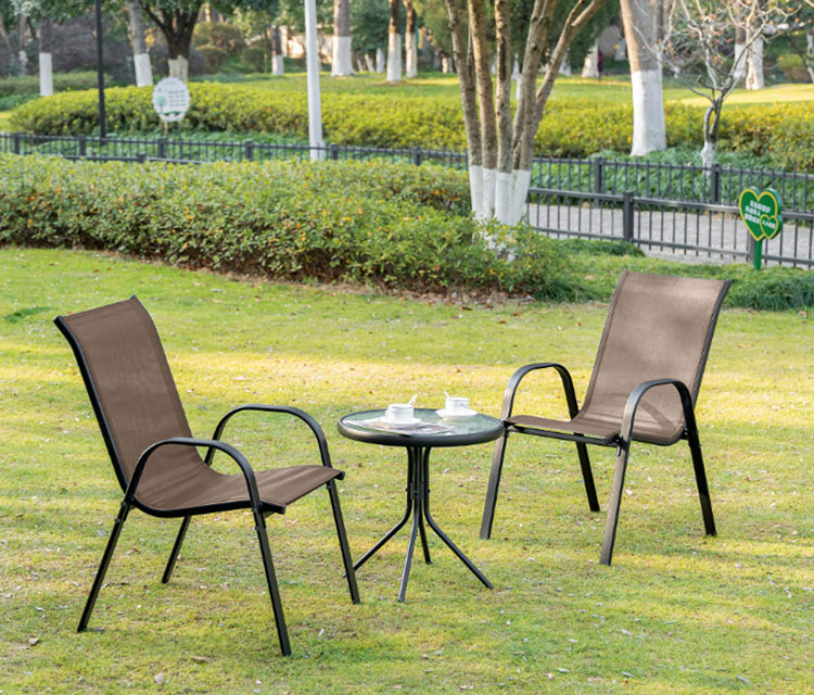 Ogród z ciemnobrązowym krzesłem ogrodowym Awil