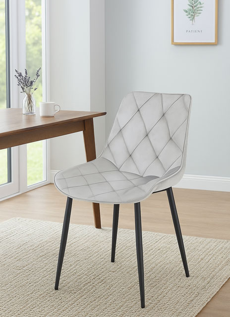 Salon z wykorzystaniem srebrnoszarego krzesła tapicerowanego Feda