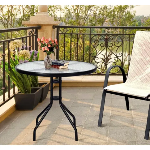 Balkon z wykorzystaniem czarnego stolika balkonowego Zeve