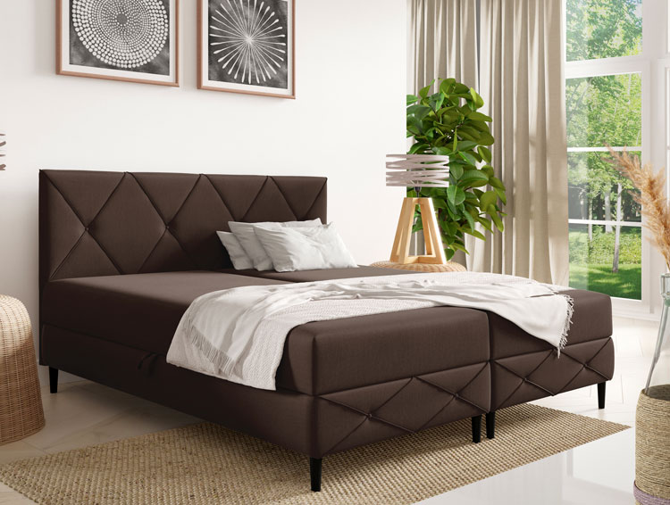 Sypialnia z brązowym pikowanym łóżkiem kontynentalnym Riessa