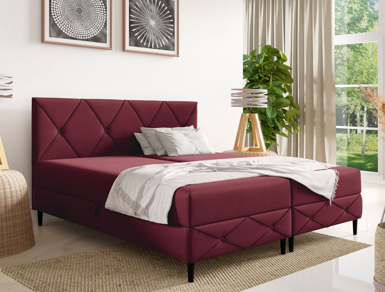 Sypialnia z bordowym łóżkiem z pikowanym zagłówkiem Riessa
