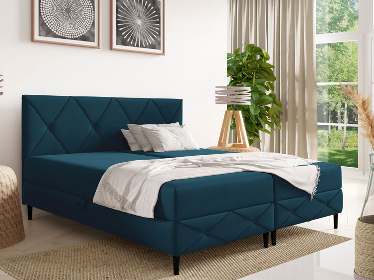 Wnęrze z wykorzystaniem granatowego łóżka kontynentalnego pikowanego Riessa