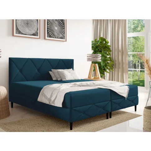 Wnętrze z wykorzystaniem granatowego łóżka tapicerowanego Riessa