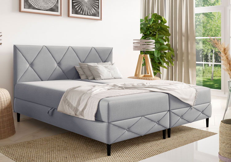 Wnęrze z wykorzystaniem jasnoszarego łóżka pikowanego Riessa