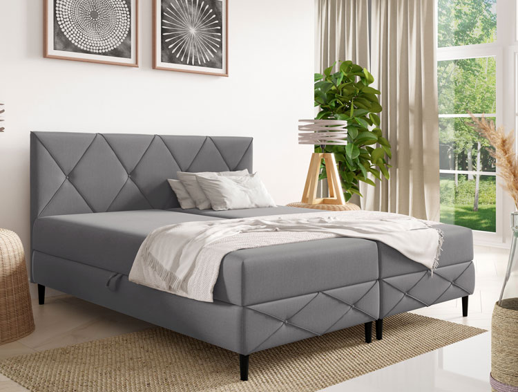 Aranżacja z wykorzystaniem szarego łóżka pikowanego Riessa