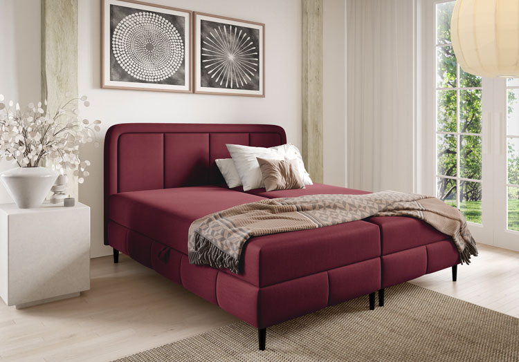 Sypialnia z bordowym łóżkiem kontynentalnym Acianna
