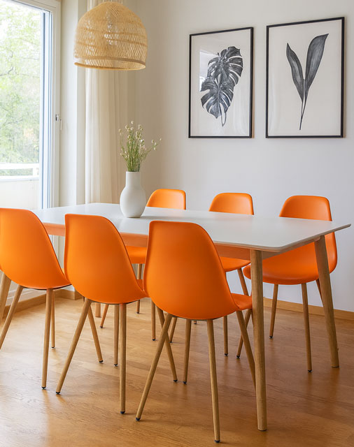 Jadalnia z wykorzystaniem pomarańczowego krzesła Exin 3X