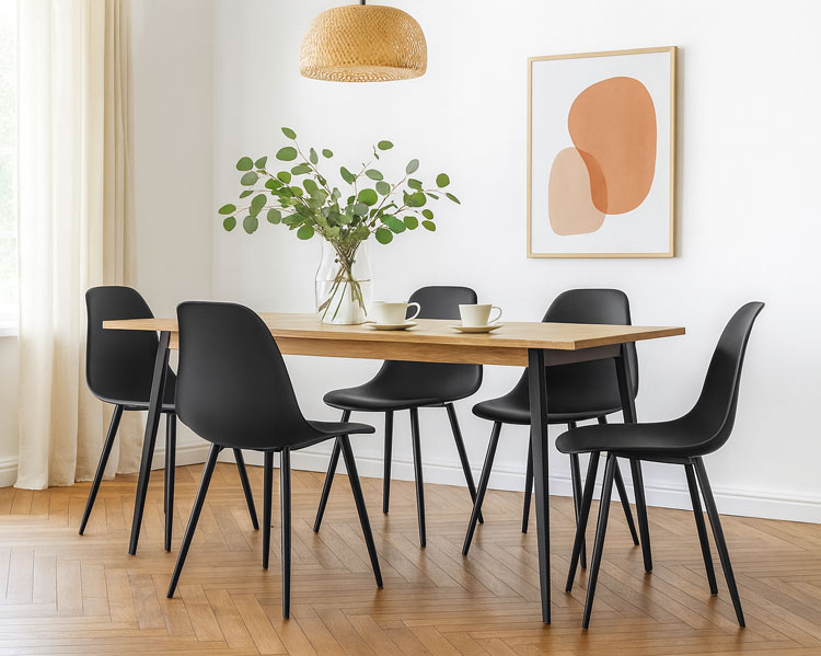 Jadalnia z wykorzystaniem czarnego metalowego krzesła Exin 4X