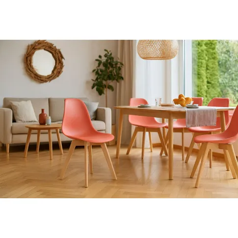 Wnętrze z pomarańczowym krzesłem z zestawu Pipi