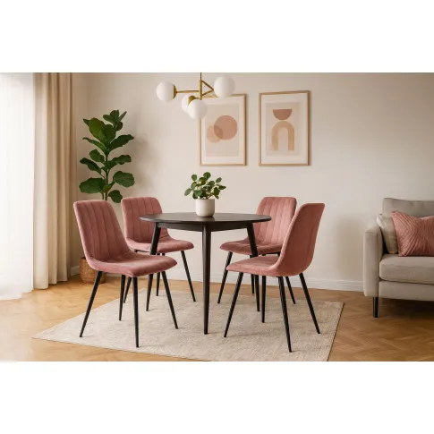 Salon z wykorzystaniem zestawu różowych krzeseł Hallker