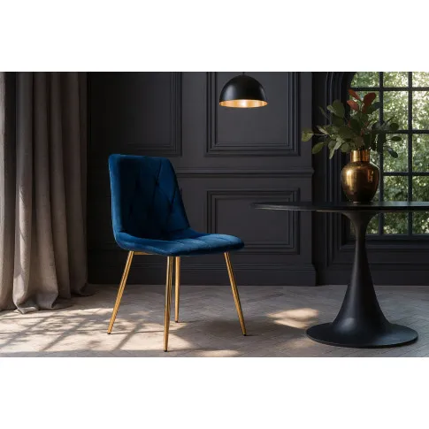 Granatowe krzesło na złotych nogach Zeloti w stylowym wnętrzu