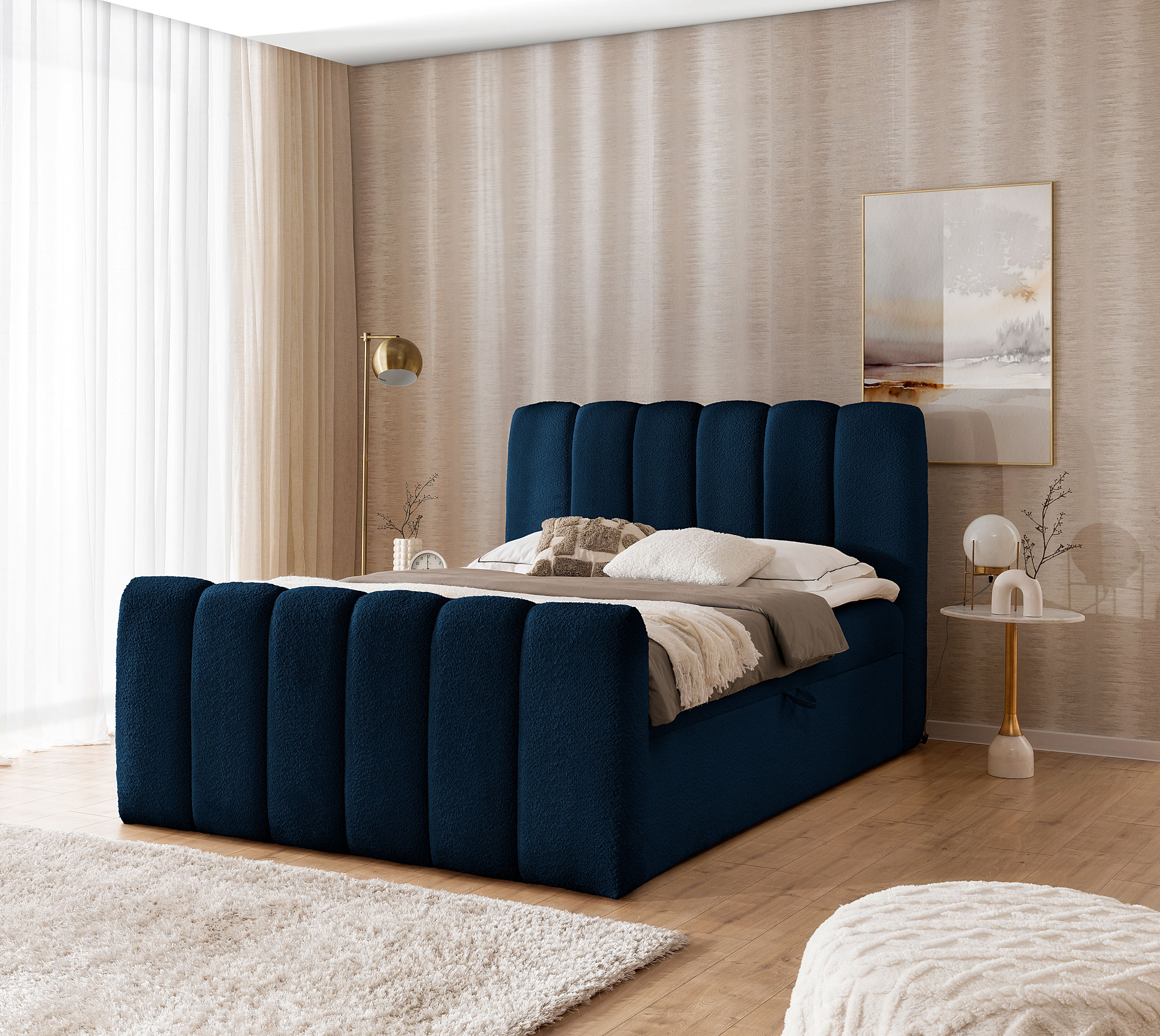 Aranżacja wnętrza z granatowym łóżkiem Cloud