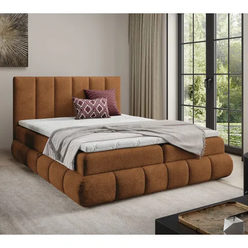 Aranżacja wnętrza z łóżkiem w kolorze koniaku Soressa 3X