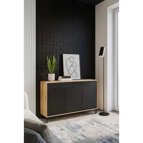 Wnętrze z wykorzystaniem komody trzydrzwiowej Eccio 4X dąb evoke czarny