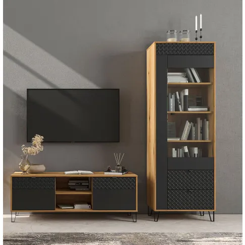 Salon z wykorzystaniem szafki RTV Eccio 11X dąb evok + czarny