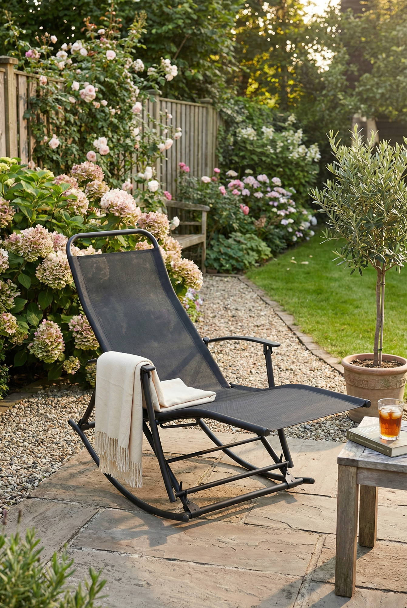 Aranżacja ogrodu z bujanym krzesłem Pixan