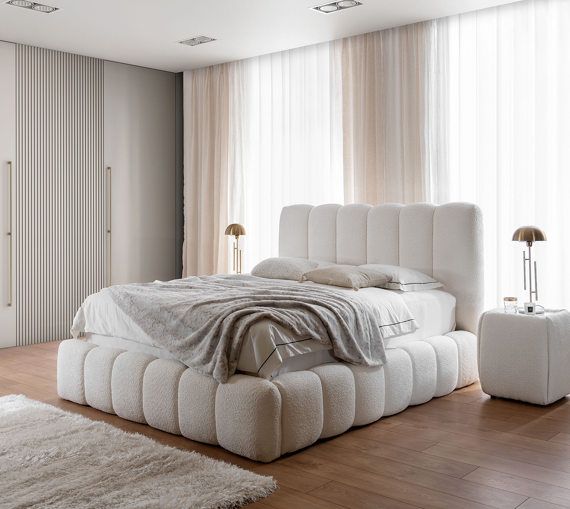 Aranżacja wnętrza z kremowym łóżkiem Nuvessa
