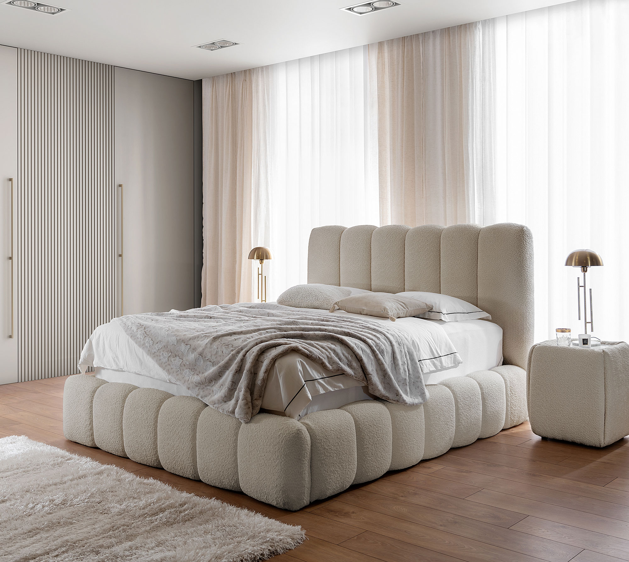 Aranżacja wnętrza z beżowym łóżkiem Nuvessa