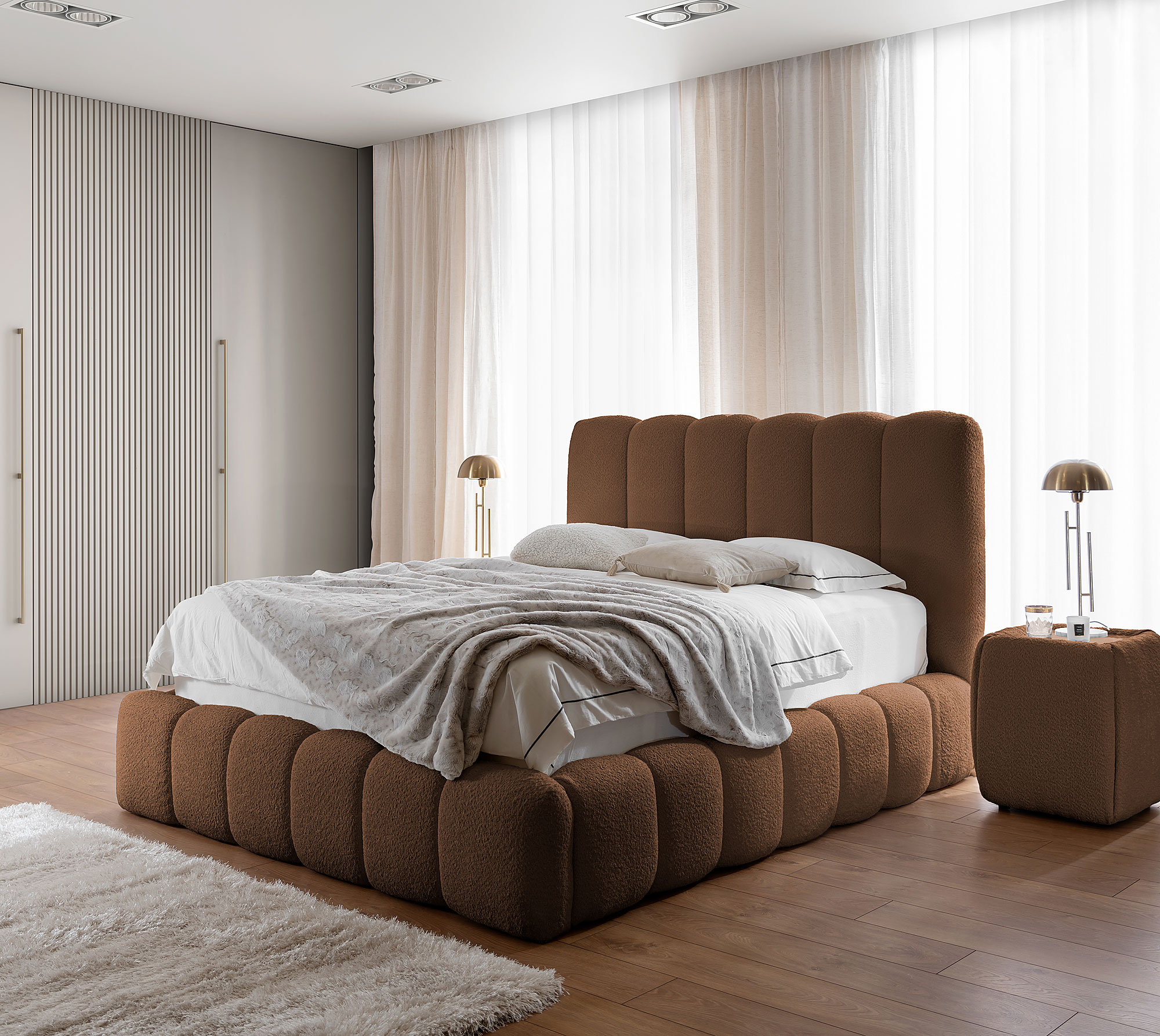 Aranżacja wnętrza z brązowym łóżkiem Nuvessa