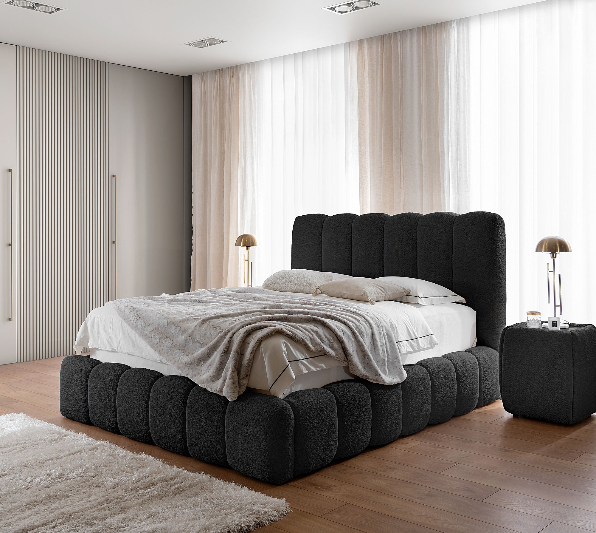 Aranżacja wnętrza z czarnym łóżkiem Nuvessa