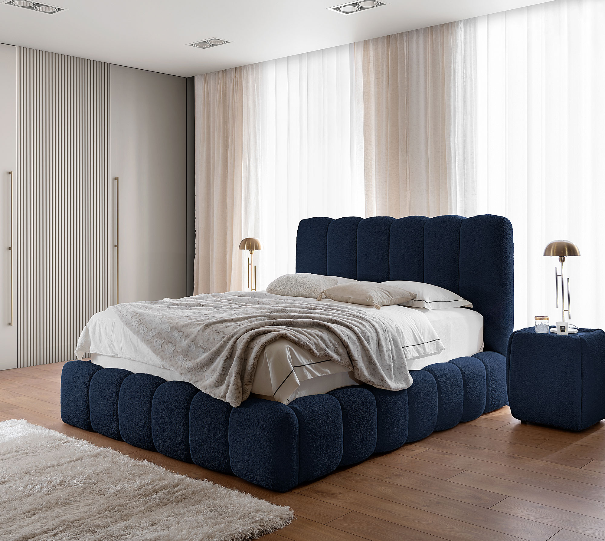 Aranżacja wnętrza z granatowym łóżkiem Nuvessa