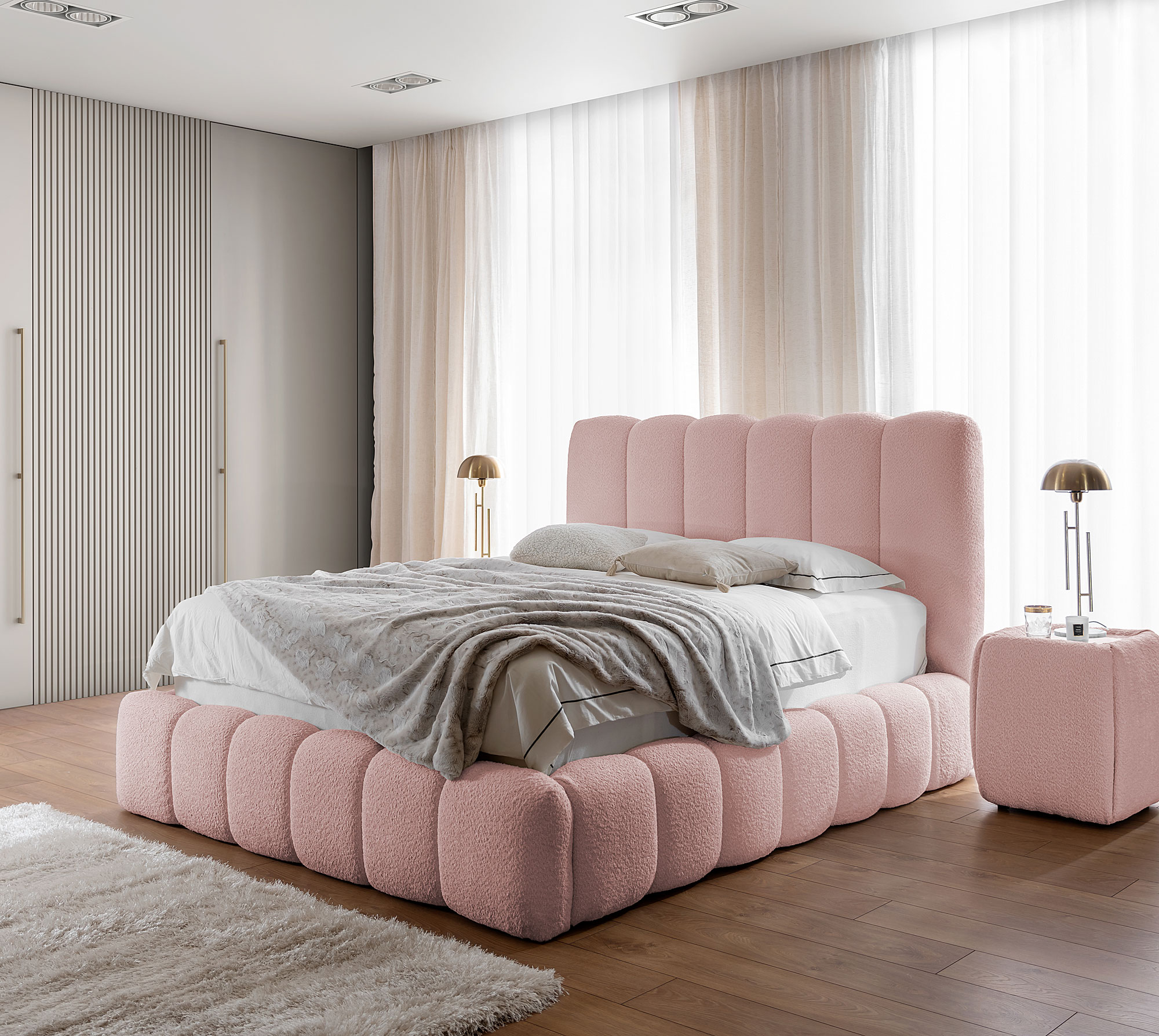 Aranżacja wnętrza z różowym łóżkiem Nuvessa