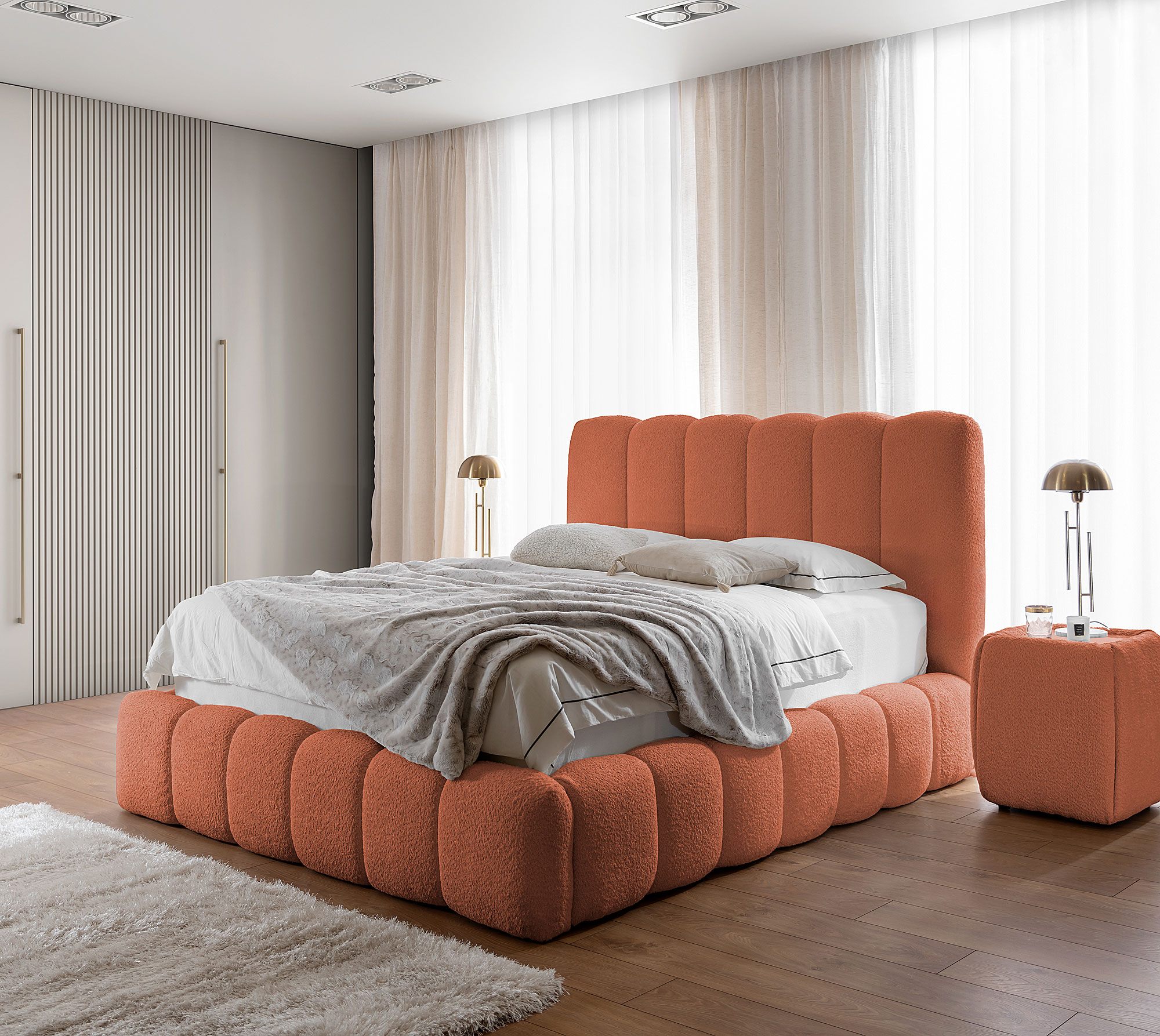 Aranżacja wnętrza z rudym łóżkiem Nuvessa