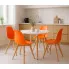 Kuchnia z wykorzystaniem pomarańczowego krzesła Pipi 4X