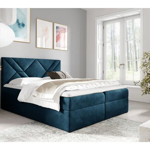 Aranżacja wnętrza z granatowym łóżkiem Velvaro