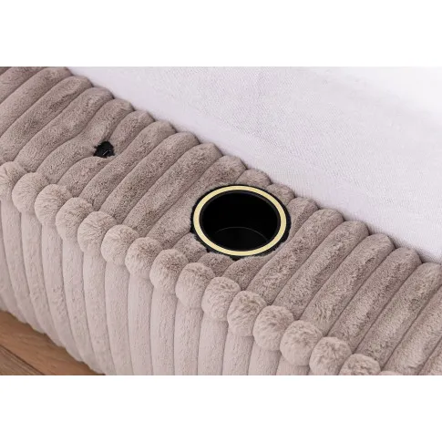 Pojemnik na kubek i wejscie USB w lozku