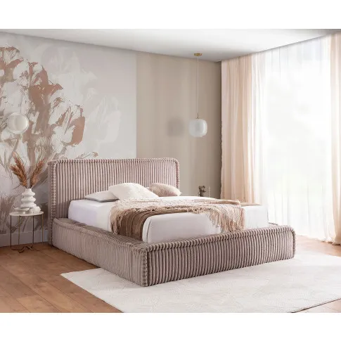 Aranżacja wnętrza z jasnobrązowym łóżkiem Cordelio