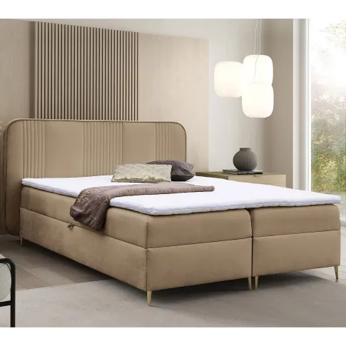 Aranżacja wnętrza z beżowym łóżkiem Averell