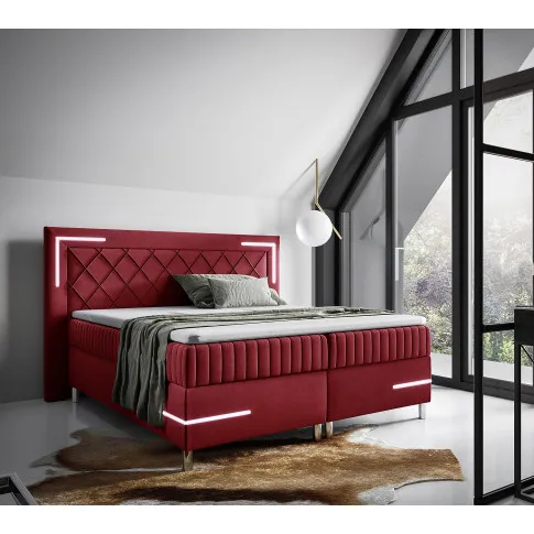 Aranżacja wnętrza z czerwonym łóżkiem Solterro