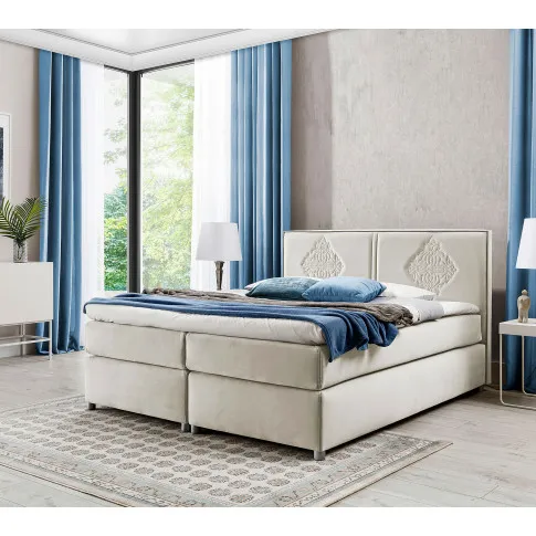 Aranżacja sypialni z beżowym łóżkiem Folvenna